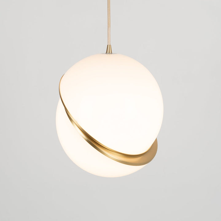 Lampe suspendue en forme de demi-lune