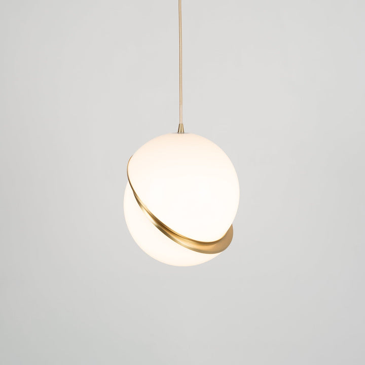 Lampe suspendue en forme de demi-lune