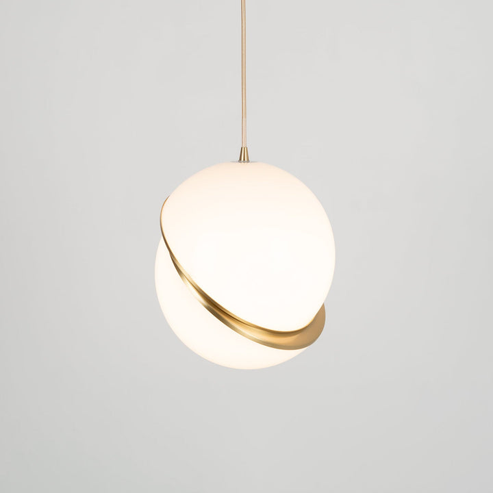 Lampe suspendue en forme de demi-lune