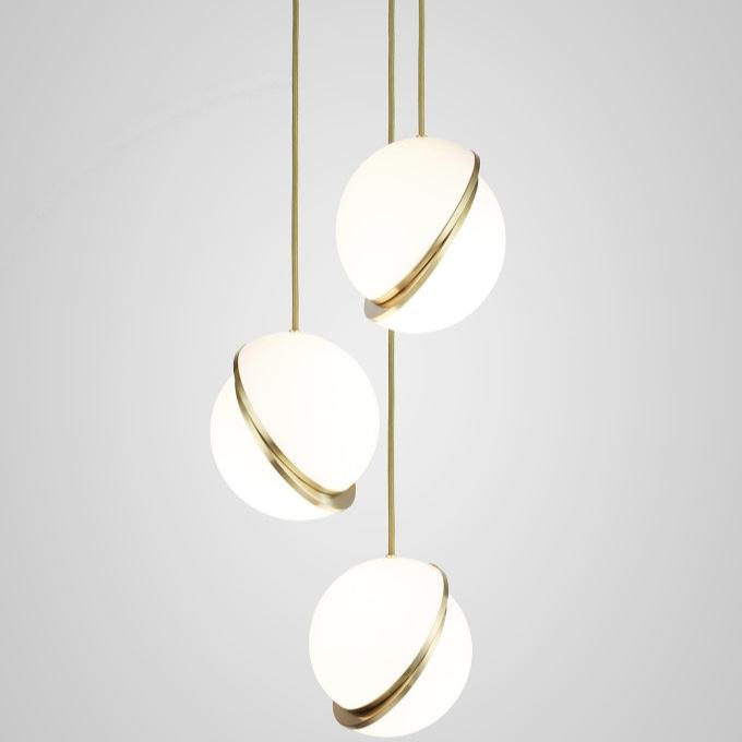 Lampe suspendue en forme de demi-lune