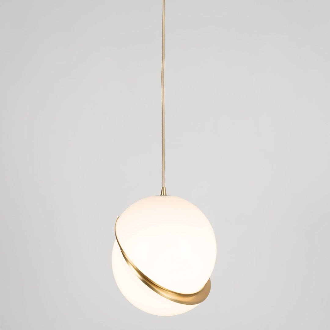 Lampe suspendue en forme de demi-lune