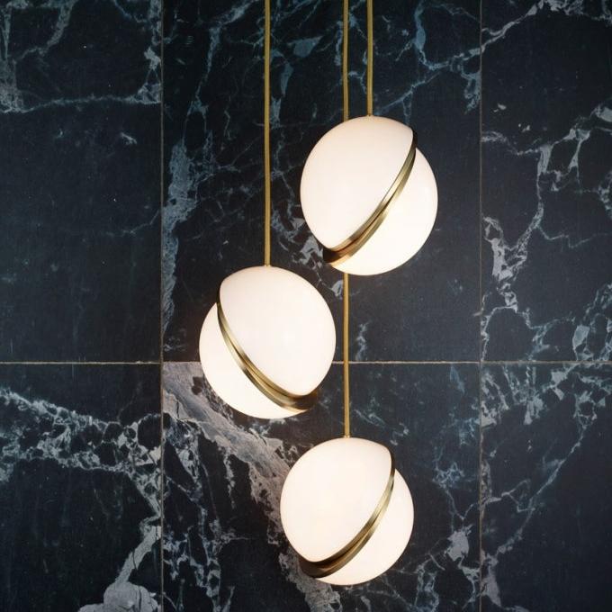 Lampe suspendue en forme de demi-lune