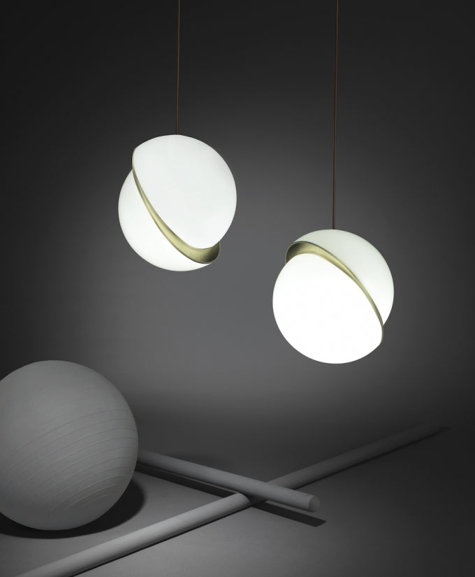 Lampe suspendue en forme de demi-lune
