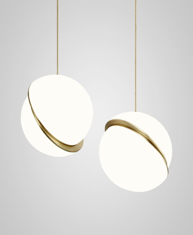 Lampe suspendue en forme de demi-lune