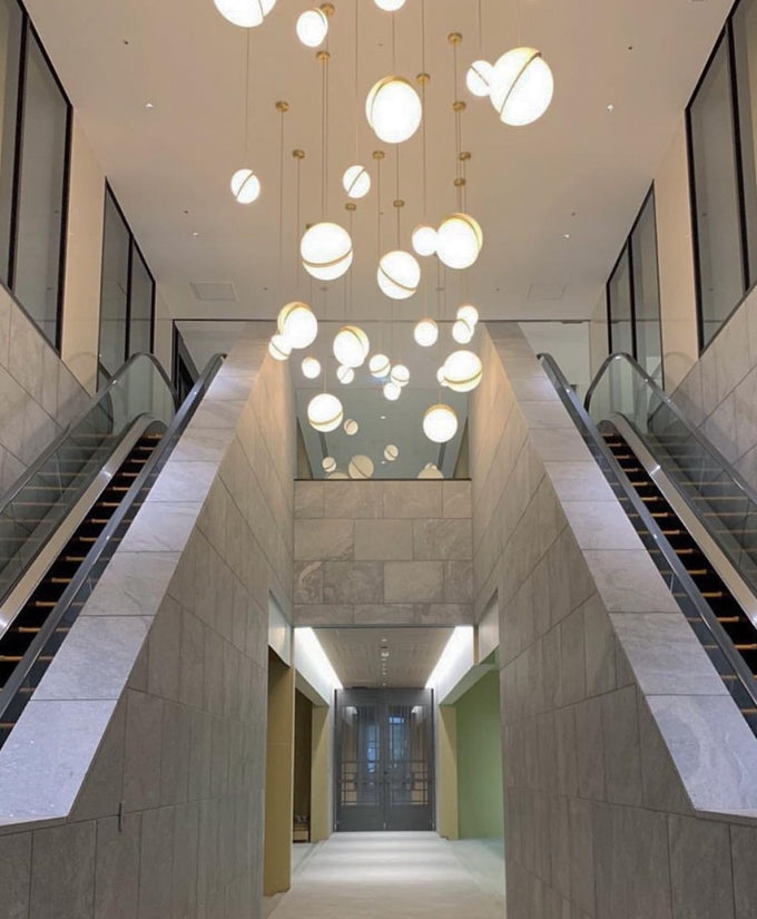 Lampe suspendue en forme de demi-lune