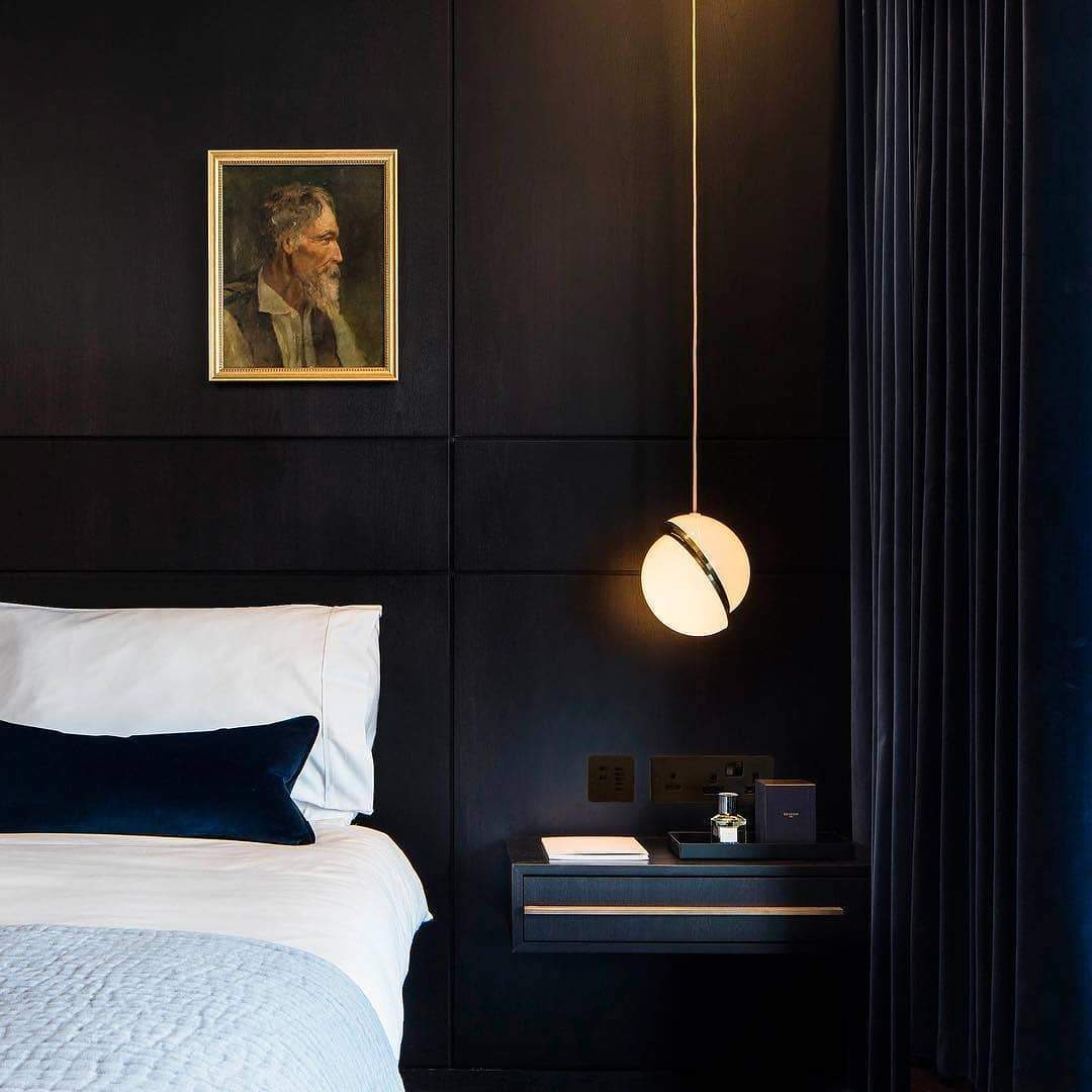 Lampe suspendue en forme de demi-lune