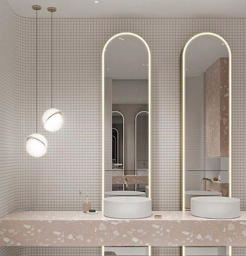 Lampe suspendue en forme de demi-lune