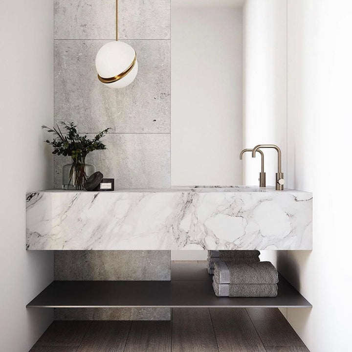 Lampe suspendue en forme de demi-lune