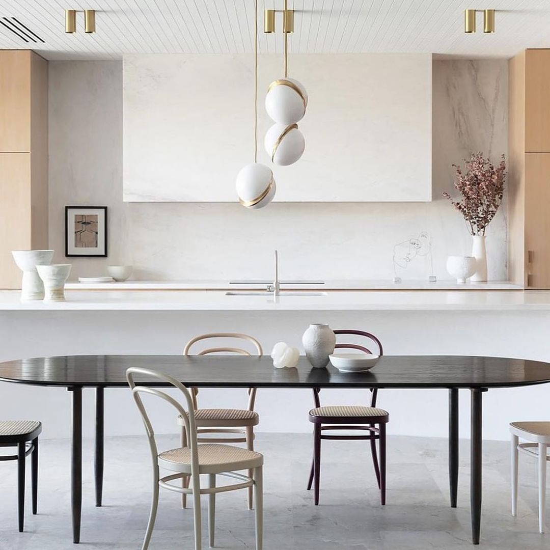 Lampe suspendue en forme de demi-lune