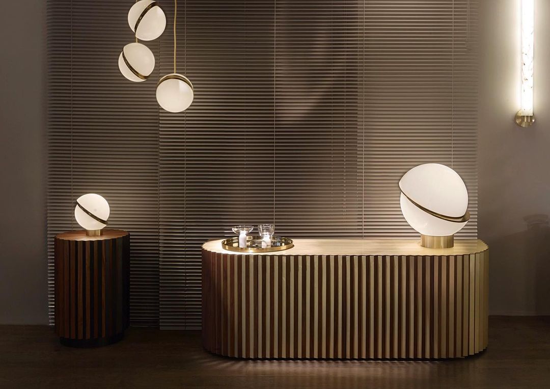 Lampe suspendue en forme de demi-lune