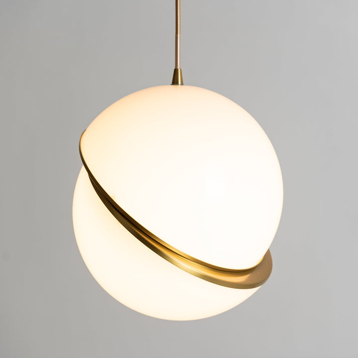Lampe suspendue en forme de demi-lune