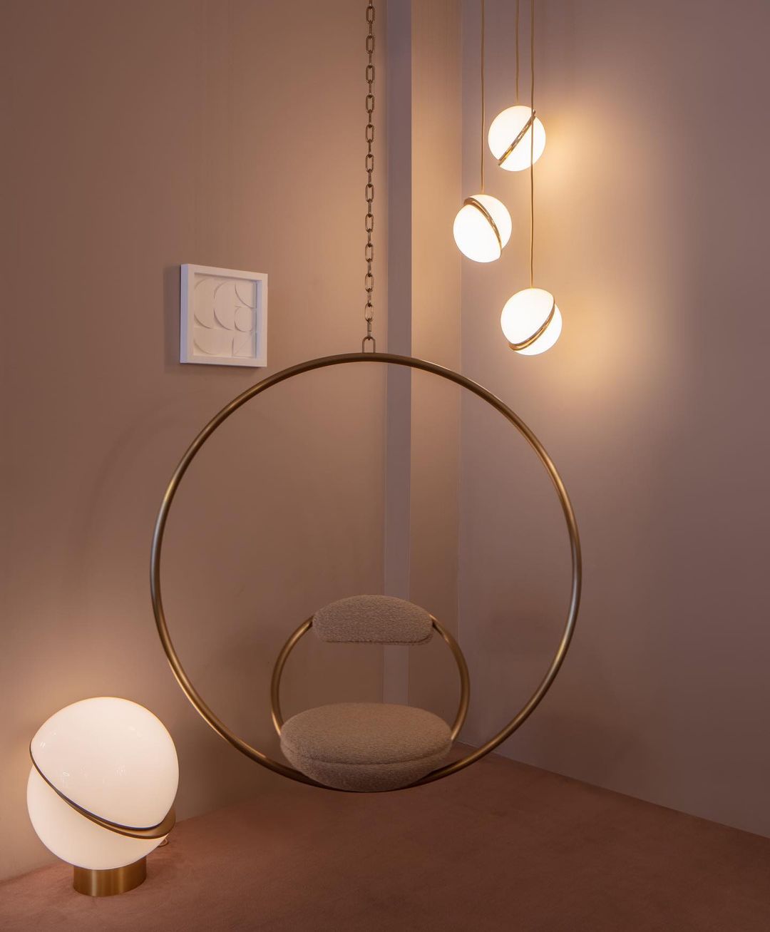 Lampe suspendue en forme de demi-lune