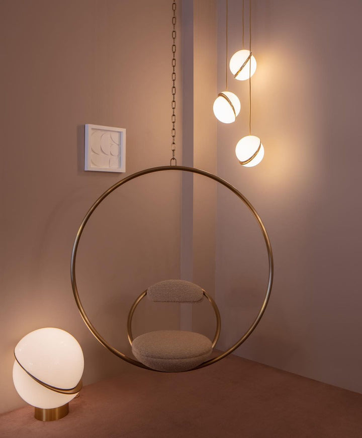 Lampe suspendue en forme de demi-lune