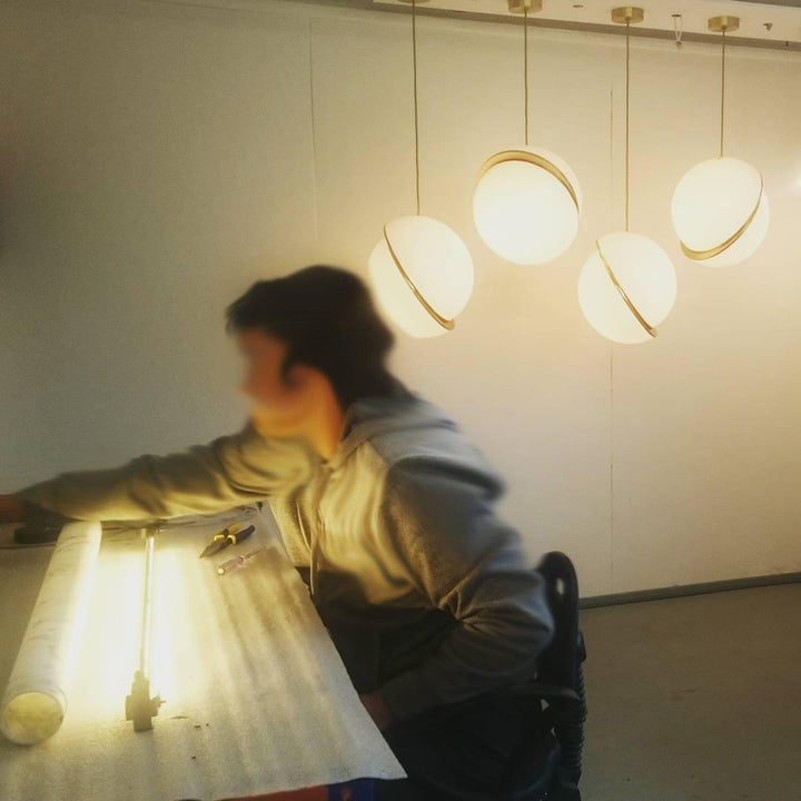 Lampe suspendue en forme de demi-lune