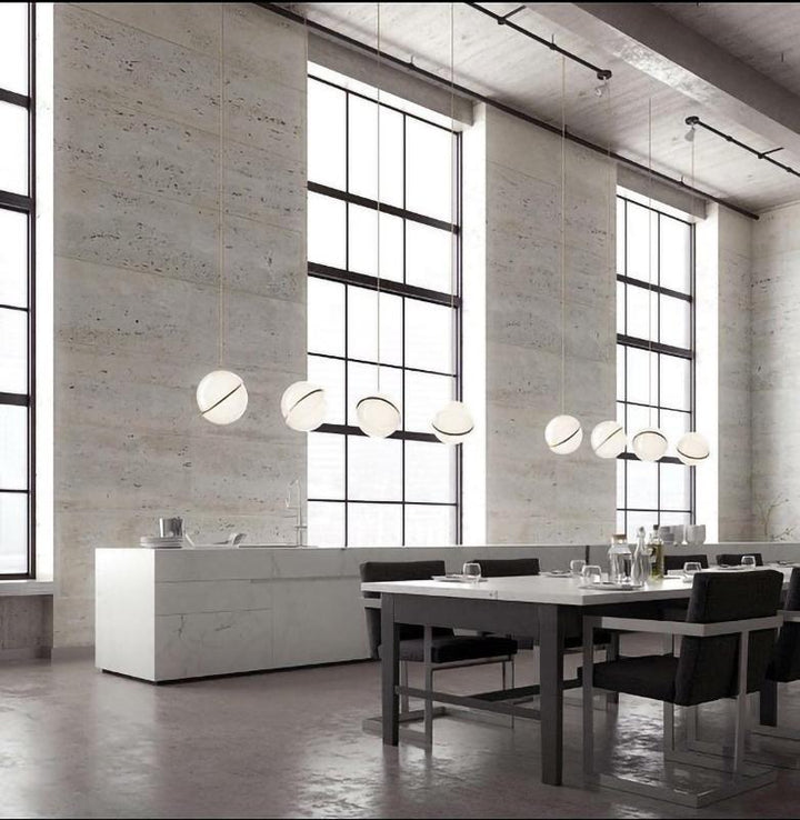 Lampe suspendue en forme de demi-lune