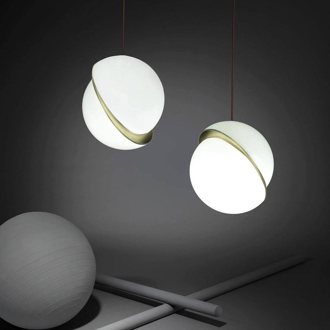 Lampe suspendue en forme de demi-lune