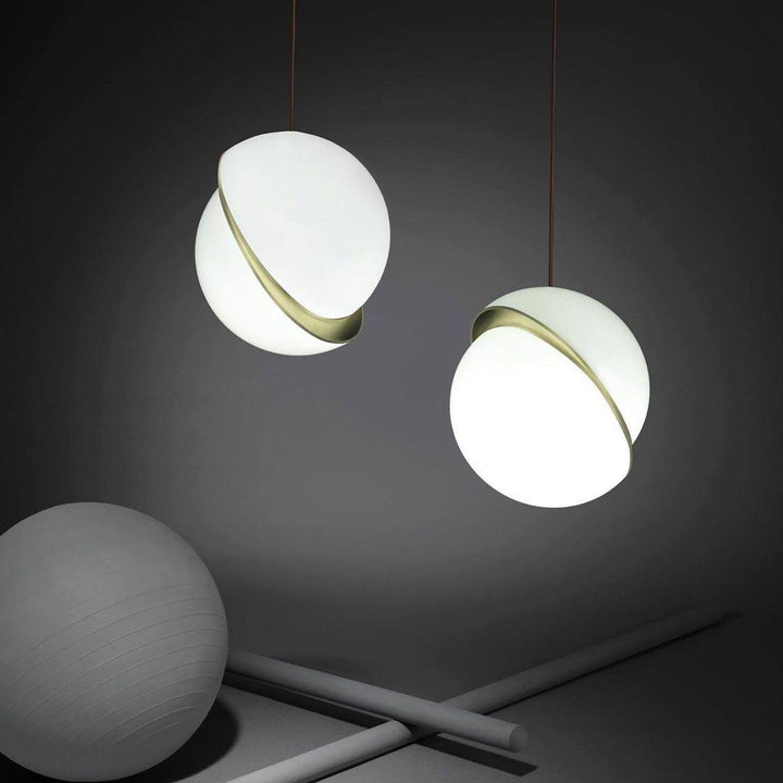 Lampe suspendue en forme de demi-lune