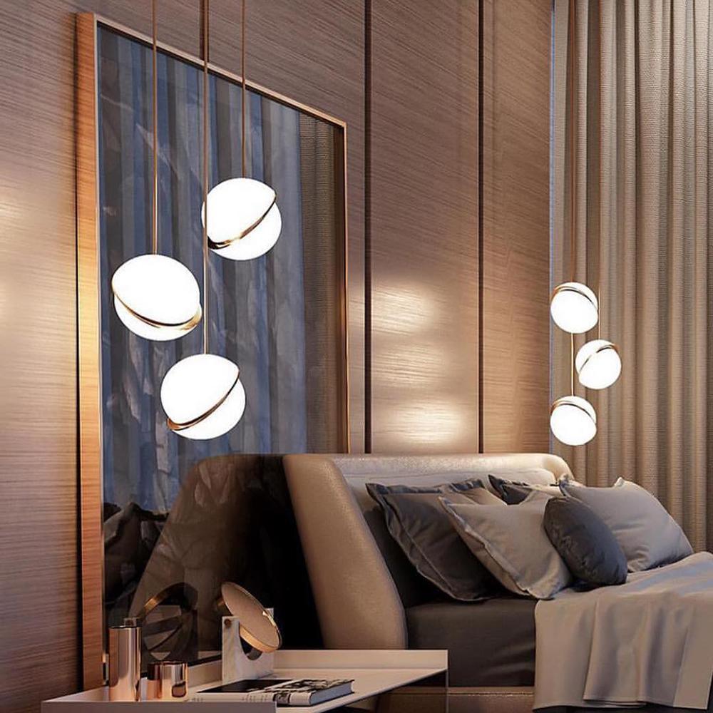 Lampe suspendue en forme de demi-lune
