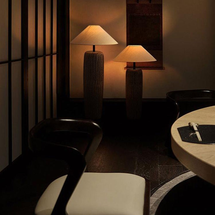 Lampe sur pied en bois vieilli