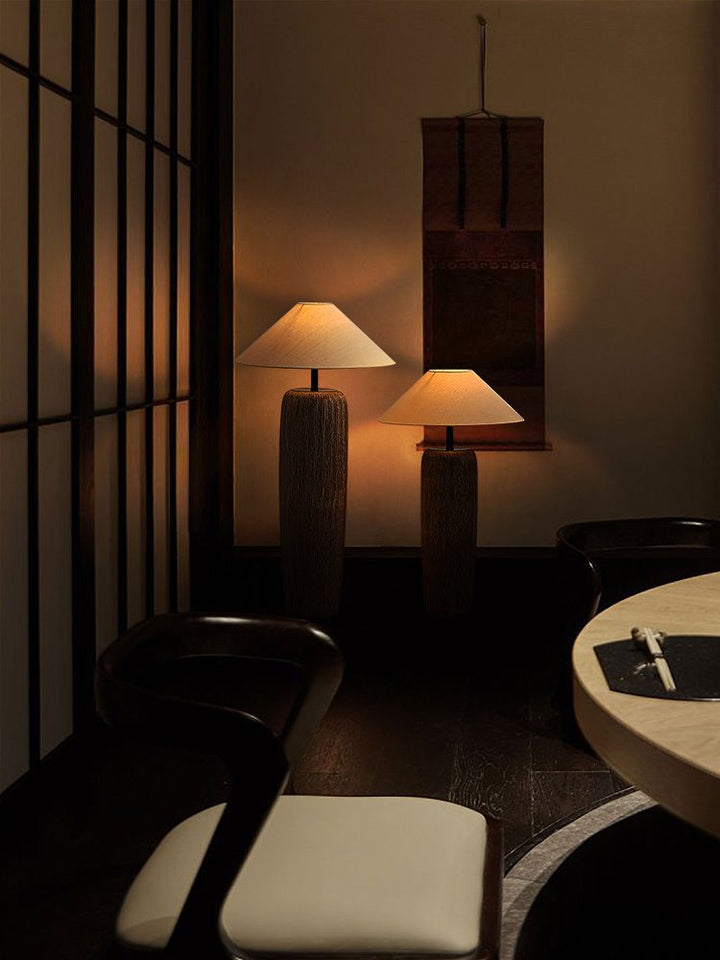 Lampe sur pied en bois vieilli