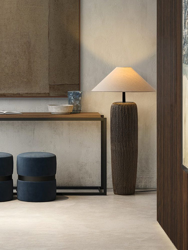 Lampe sur pied en bois vieilli