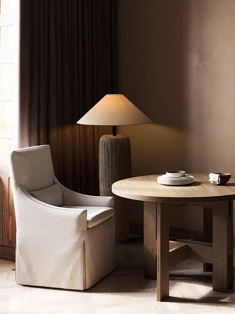 Lampe sur pied en bois vieilli