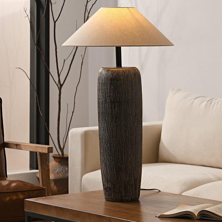 Lampe sur pied en bois vieilli