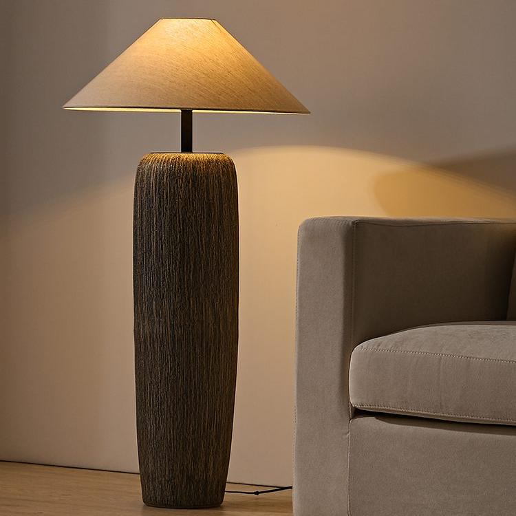 Lampe sur pied en bois vieilli